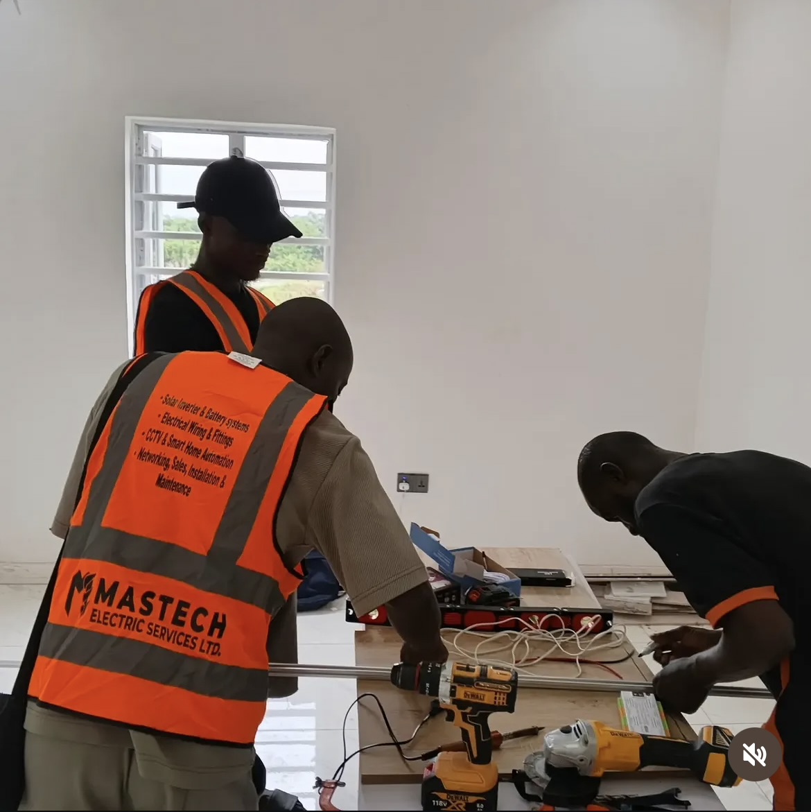 Mastech senior technicians training apprentices on site